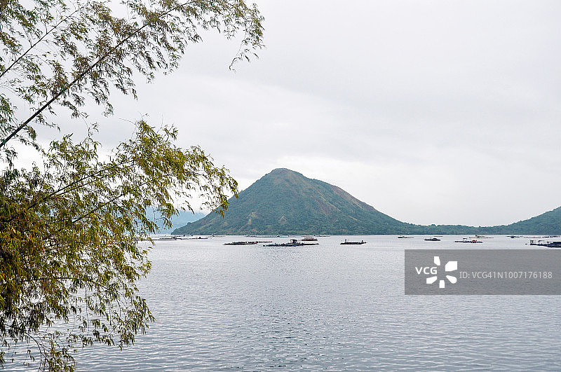 火山和湖泊的美丽景色图片素材