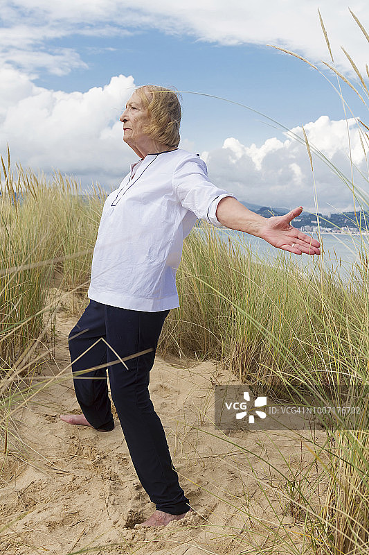 老年妇女练习太极拳图片素材