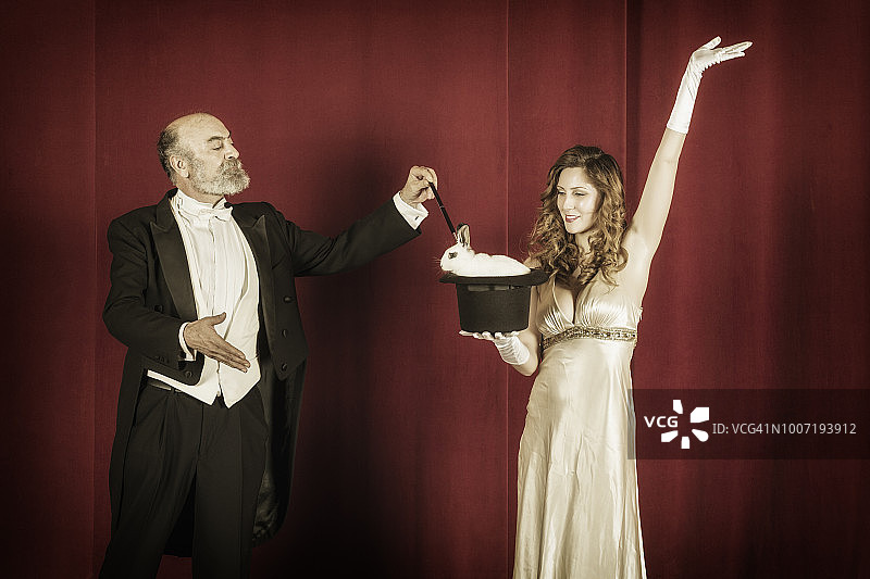 魔术师高顶礼帽中出现的兔子图片素材