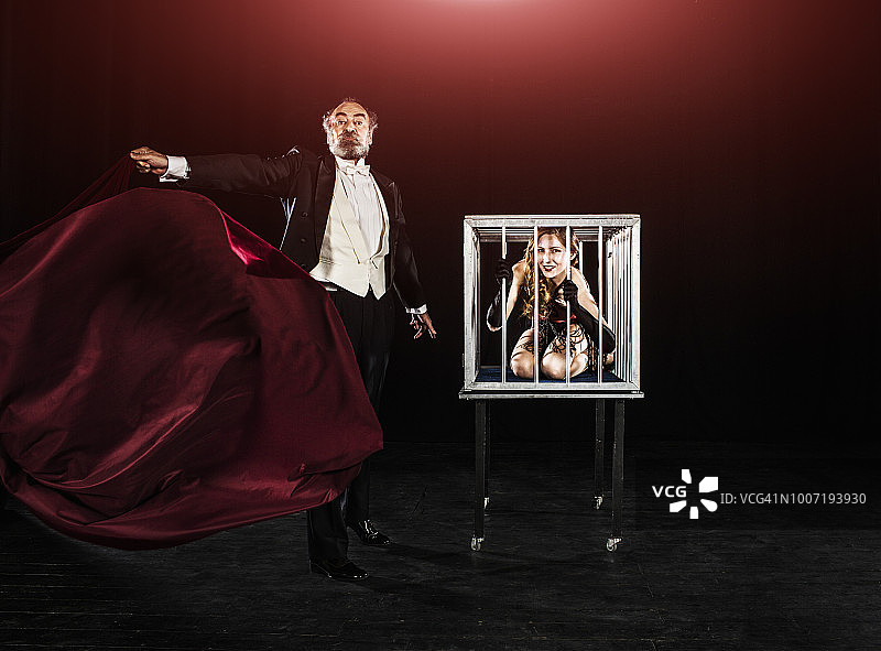 舞台上的魔术表演：笼中助手图片素材