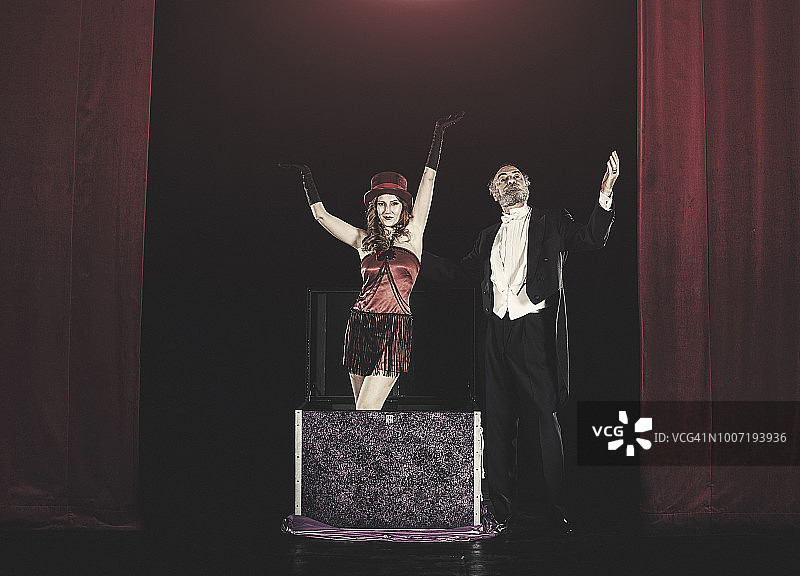 剧院舞台上的魔术师表演图片素材