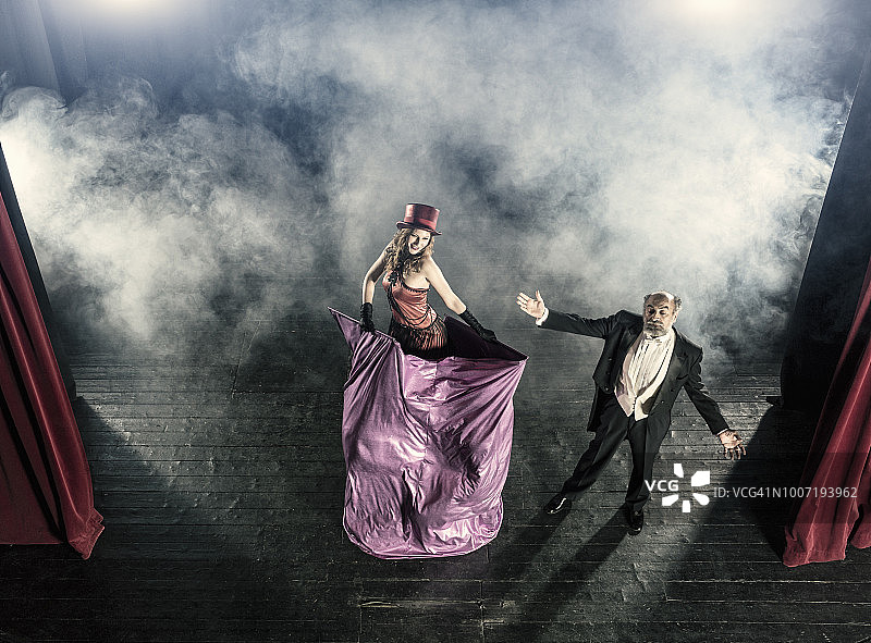 魔术师表演：消失的魔术图片素材