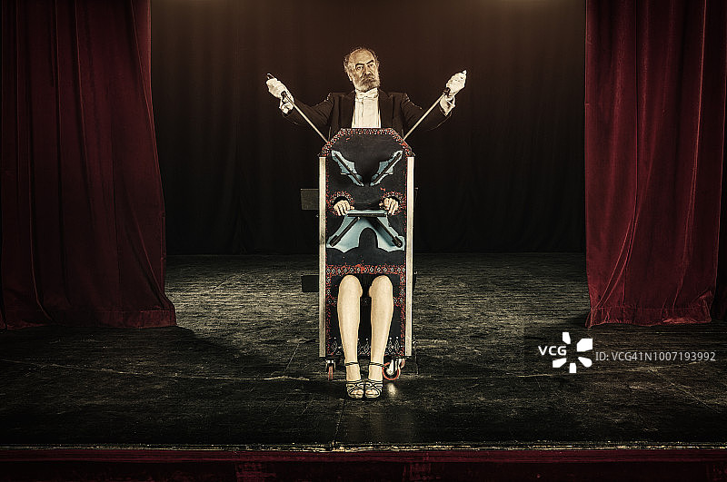 魔术师在箱子里插剑，女助手在箱子里图片素材