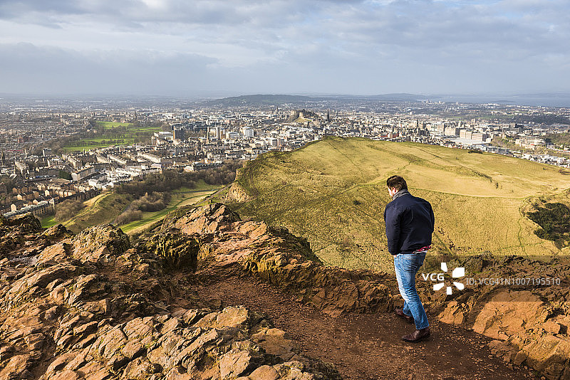 在苏格兰爱丁堡的亚瑟王座上行走图片素材
