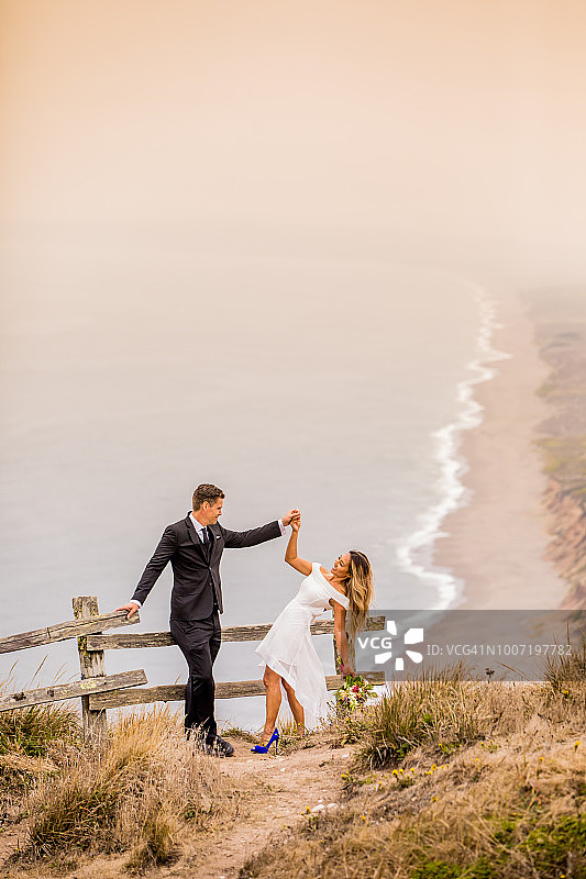 情侣身着订婚礼服，美国加州马林图片素材