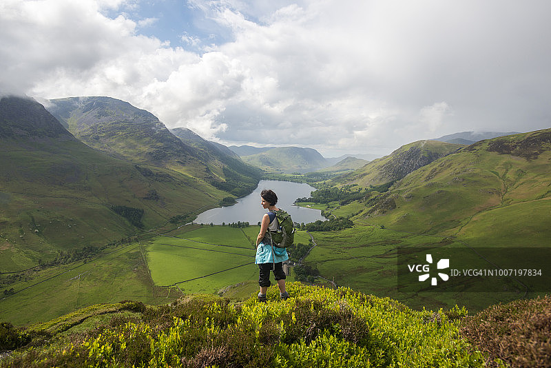 在英国坎布里亚郡湖区国家公园弗利特威斯派克俯瞰巴特米尔湖的女人图片素材