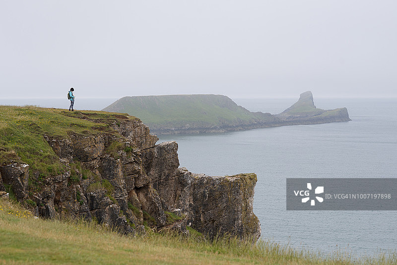 从英国南威尔士高尔半岛的罗西里湾眺望虫子头图片素材