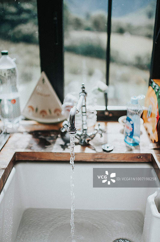 带水龙头的贝尔法斯特水槽图片素材