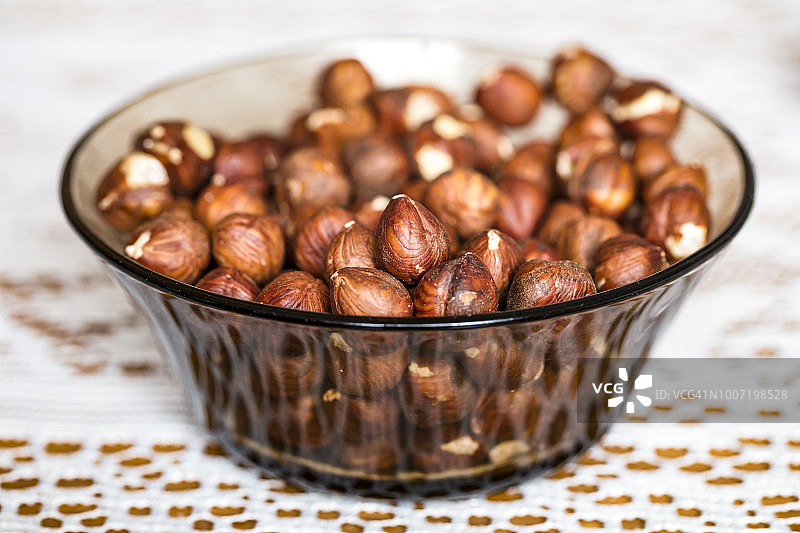 小碗里的榛子图片素材