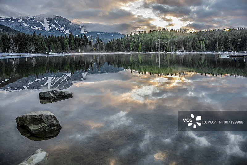 迷失湖的日落、滑雪场与森林倒影，加拿大不列颠哥伦比亚省惠斯勒图片素材