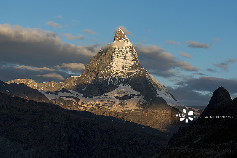 从瑞士瓦莱州采尔马特附近戈尔内冰川旁看到的瑞士阿尔卑斯山马特宏峰图片素材