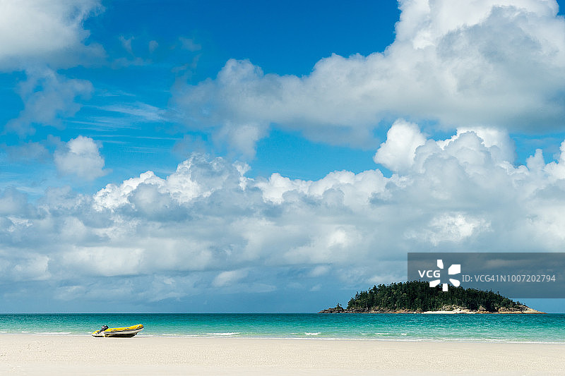 位于澳大利亚圣灵群岛怀特黑文海滩白色沙滩上的小艇图片素材