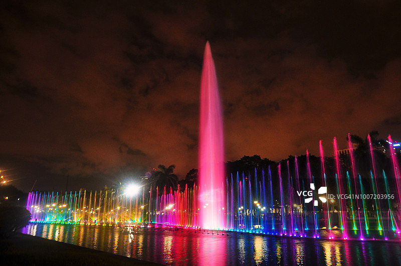 公园里的彩色喷泉图片素材