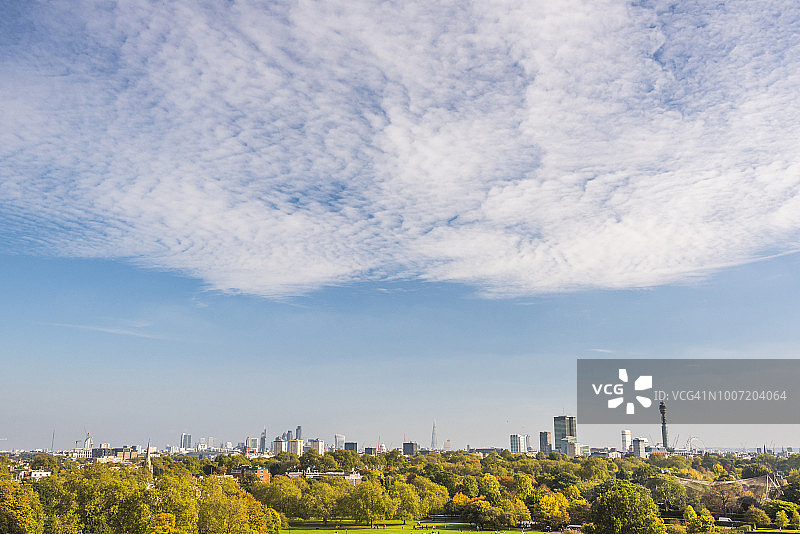 伦敦卡姆登区樱草山秋季城市天际线图片素材