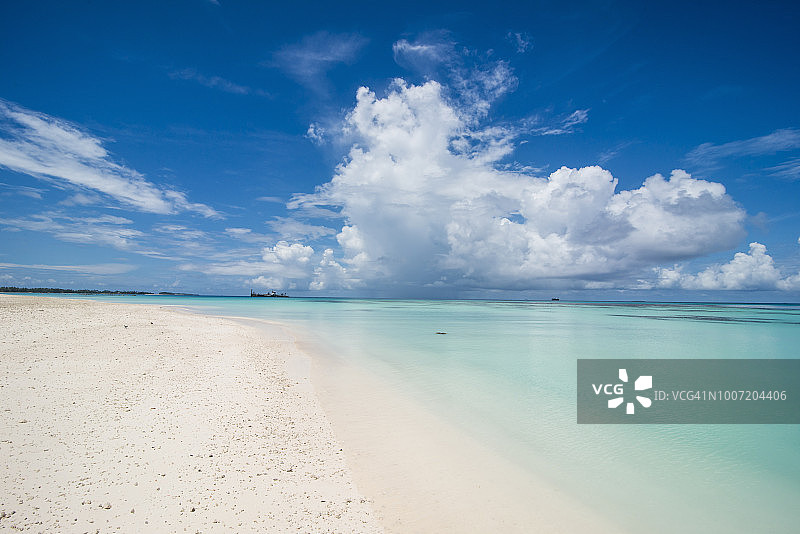 南太平洋图瓦卢富纳富提泻湖的白色沙滩与碧绿海水图片素材