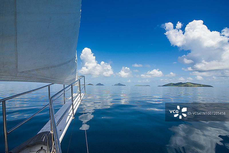 在南太平洋斐济马马努卡群岛的平静水域航行图片素材