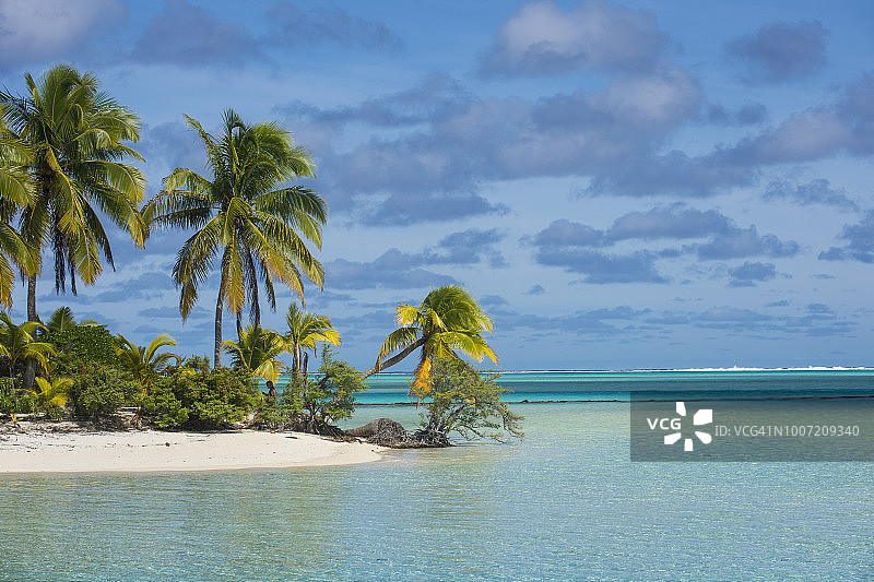 艾图塔基泻湖的碧绿水域中的白色沙洲图片素材