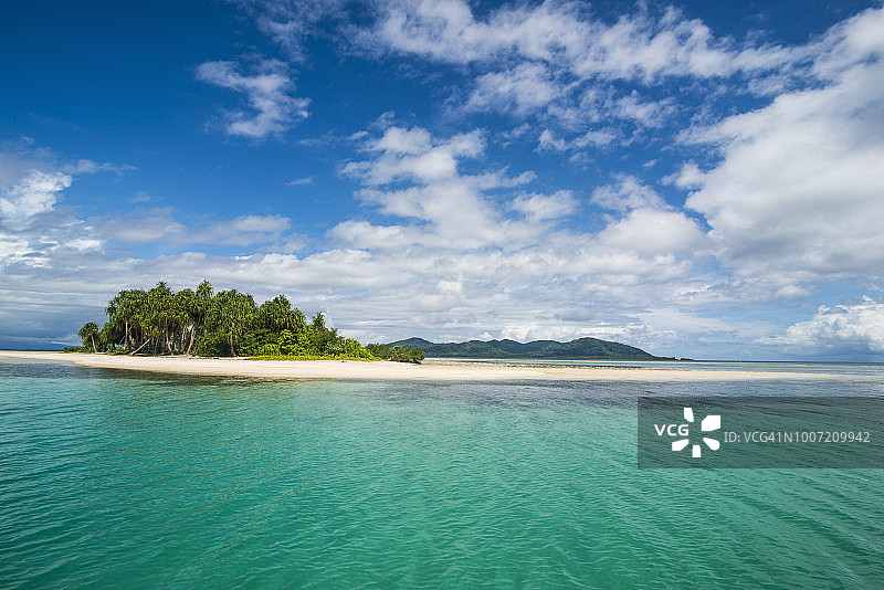 太平洋巴布亚新几内亚布卡白岛的绿松石色海水和白色沙滩图片素材