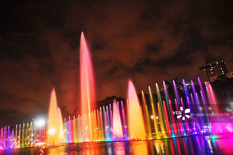 公园里的彩色喷泉图片素材