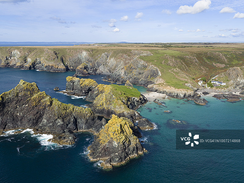 岩石海岸线和海滩，地点：Kynance Cove, the Lizard, Cornwall, 英格兰，英国，欧洲（无人机拍摄）图片素材