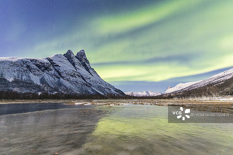 奥特丁根雪峰和北极光图片素材