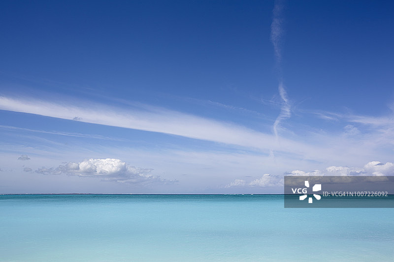 特克斯和凯科斯群岛普罗维登西亚莱斯岛格雷斯湾的碧蓝海水图片素材