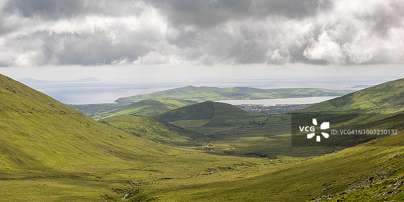 爱尔兰丁格尔半岛康纳山口的蜿蜒道路图片素材