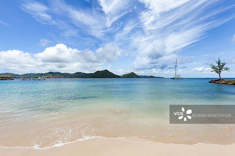 圣卢西亚罗德尼湾的清澈海水图片素材