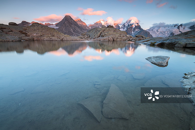 瑞士阿尔卑斯山上日落时的粉色云彩图片素材