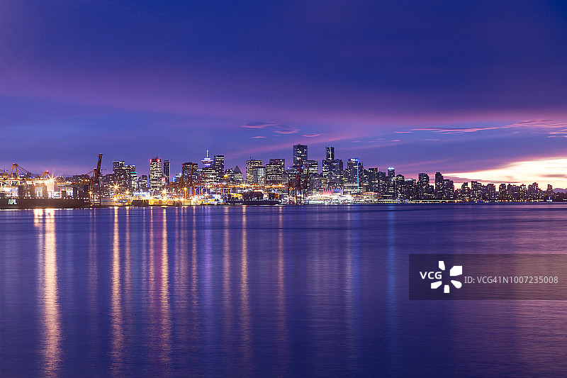 日落时从北温哥华看到的温哥华天际线图片素材