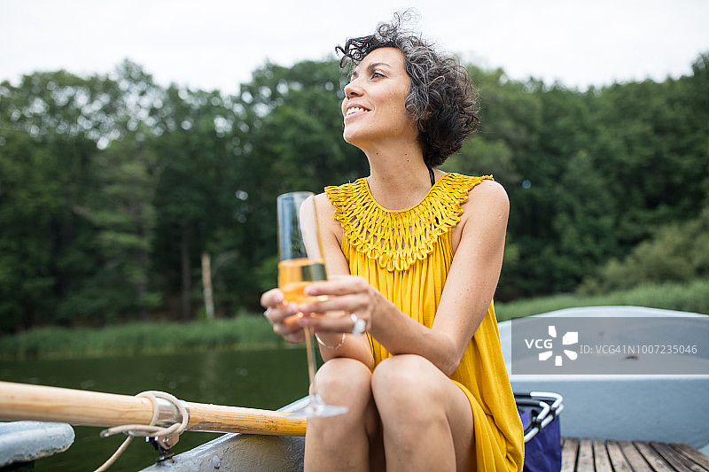 在船上拿着香槟酒杯的女人图片素材