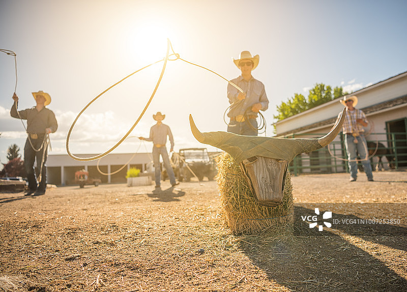 在农场训练套索的年轻牛仔图片素材