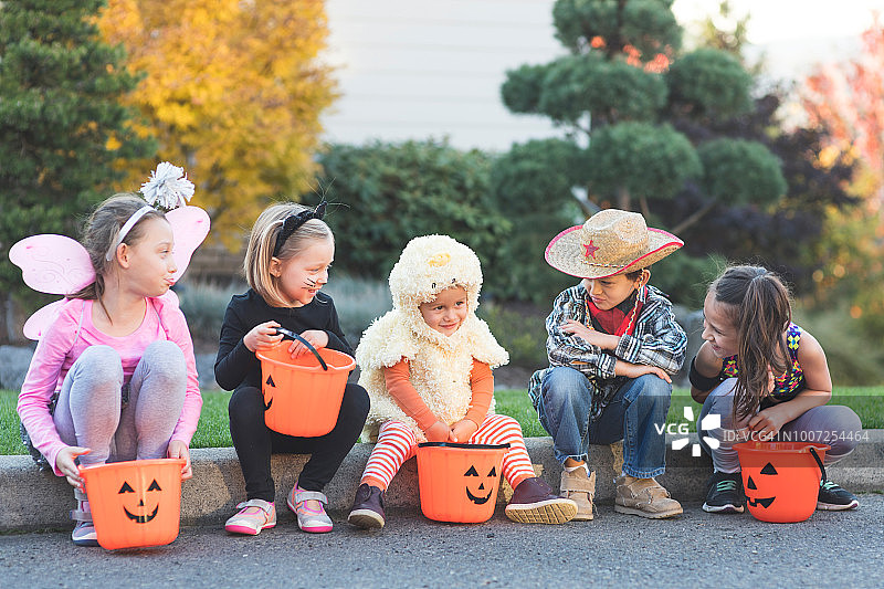 一群儿童在玩“不给糖就捣蛋”游戏图片素材