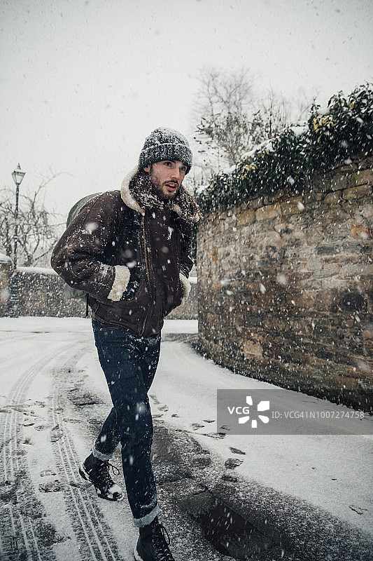 在雪中行走的年轻男人图片素材