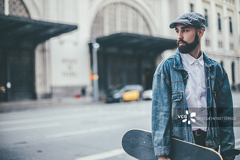 帅气的男人拿着滑板图片素材