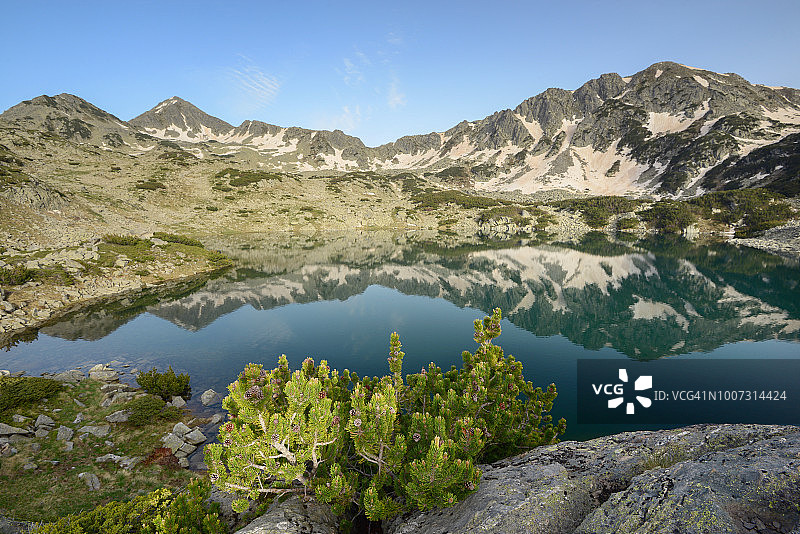 保加利亚皮林山的湖中倒影图片素材
