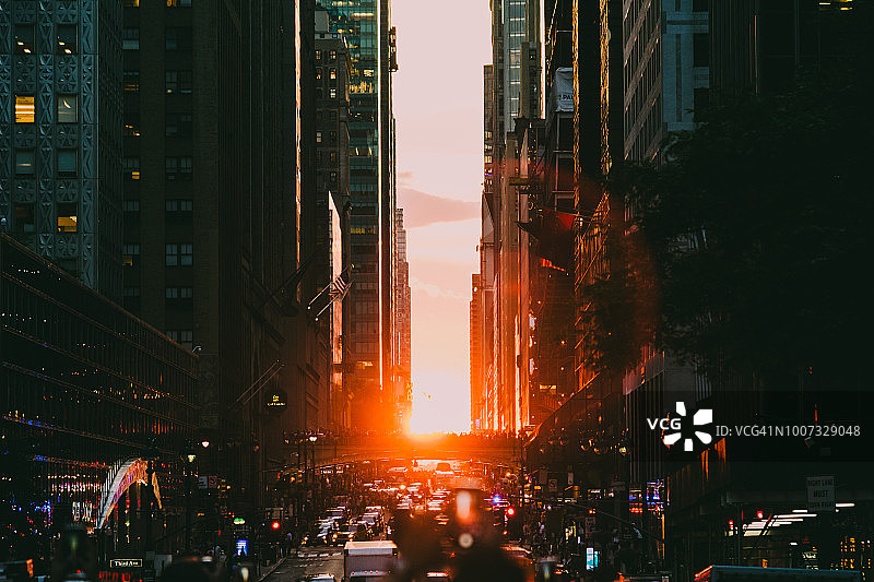 曼哈顿悬日：纽约市第42街的日落图片素材