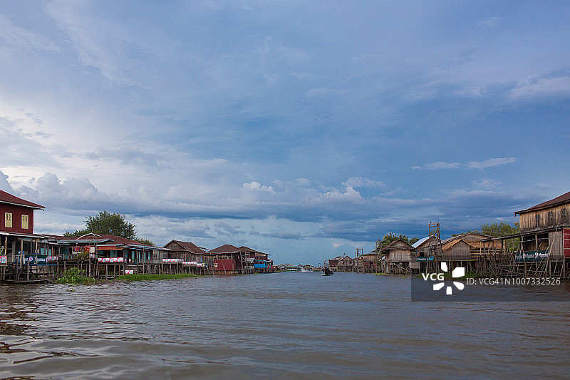 茵莱湖上的水上村庄图片素材