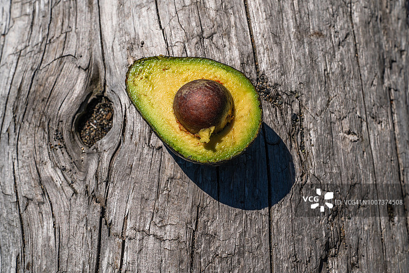 树皮上的开放式鳄梨图片素材