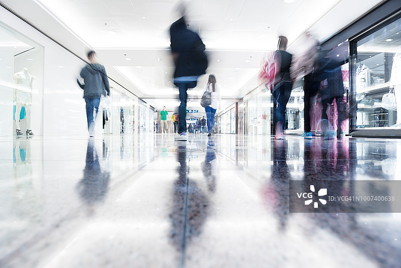香港购物中心内动态模糊的顾客图片素材