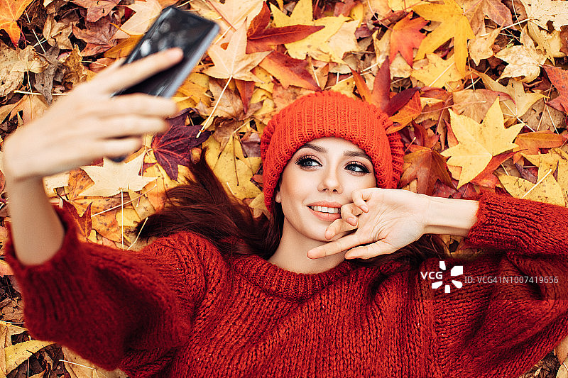 微笑的年轻女人自拍人像照片图片素材