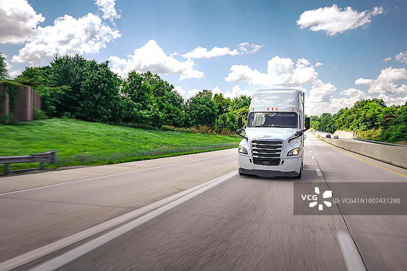 高速公路上的白色半挂18轮卡车图片素材