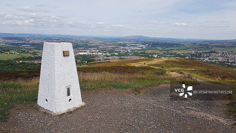 达温塔的三角测量点，俯瞰布莱克本图片素材