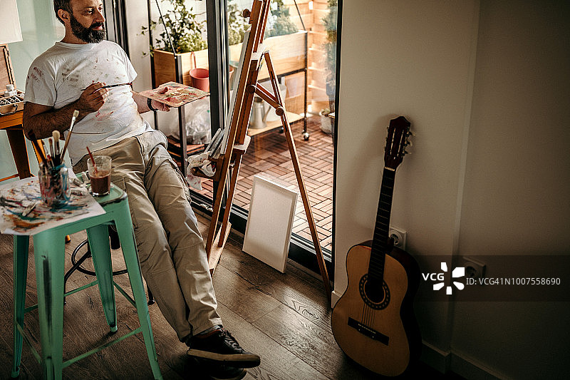 独自沉思图片素材