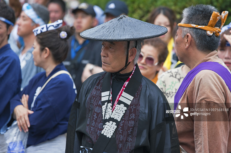 身穿传统节日服装的男士，摄于日本千叶县浦安市浦安三社祭图片素材
