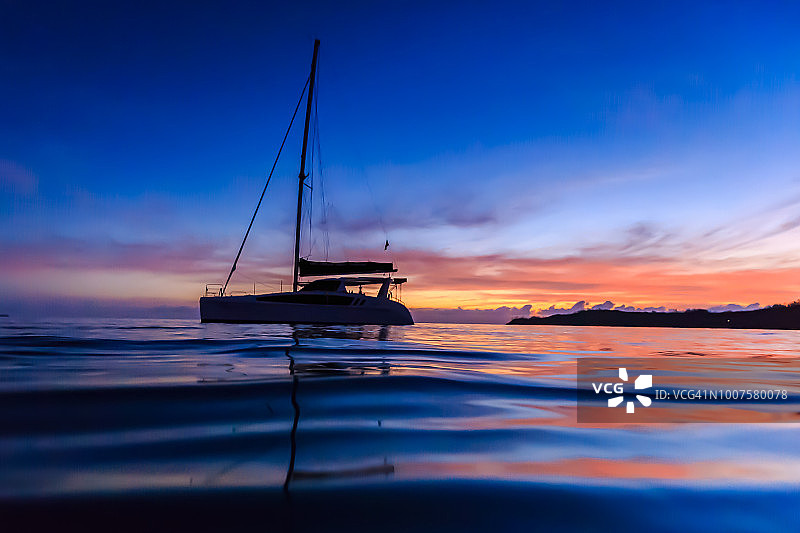 日出时水面上的船只图片素材