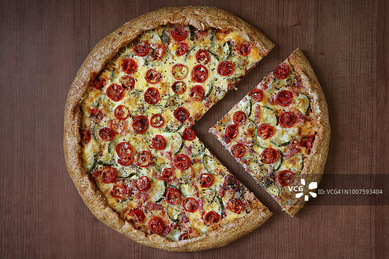 自制意式乡村风味樱桃番茄披萨图片素材