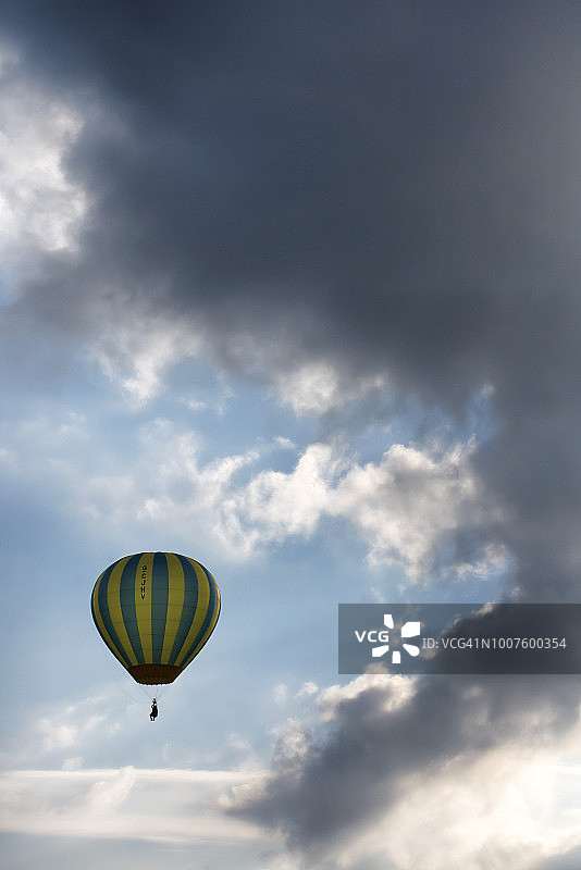 黎明时分壮丽天空下的热气球图片素材
