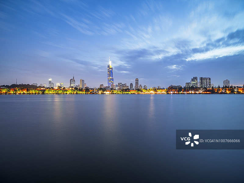 玄武湖与紫峰大厦广角景观图片素材
