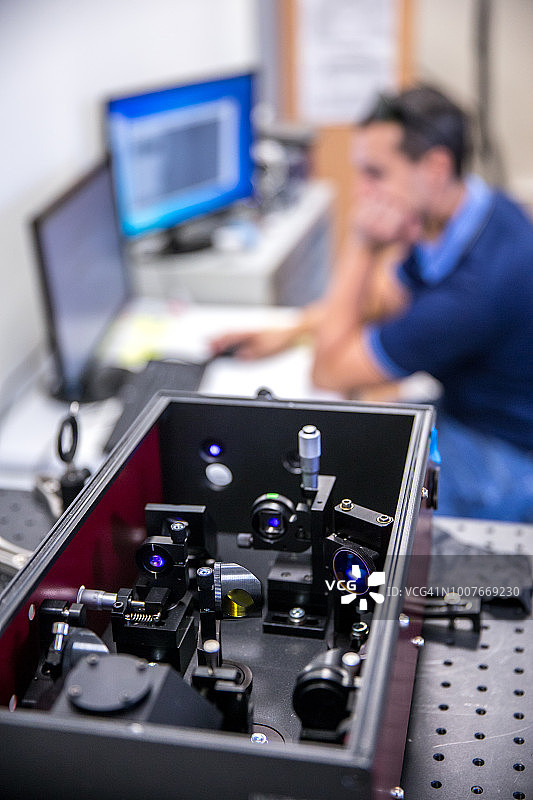 研究员分析高频激光实验数据图片素材